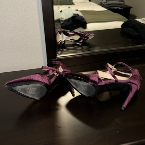 Plum Purple Cross Strap Zipper Velvet Nine West Pumps ~4 Inch Heel Size 8.5 - Picture 4 of 10